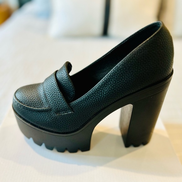 Closet cleaning, everything is $10+shipping sizes vary from medium to XL - Picture 3 of 8